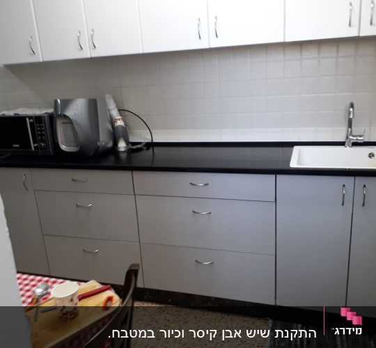 שיש שחור במטבח עם כיור וברז